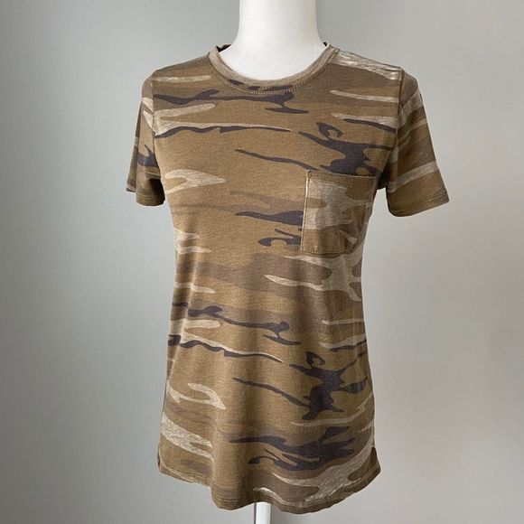 Zoe + Liv | Basic Pocket Camo Short Sleeve Tee, Small Small - Picture 5 of 10